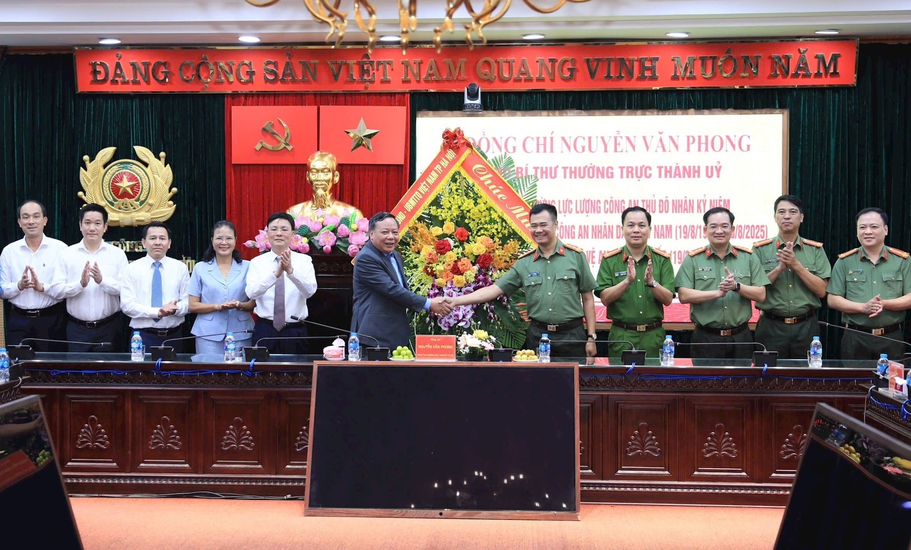 Lãnh đạo Thành ủy Hà Nội thăm, chúc mừng Công an Thành phố và cán bộ lão thành cách mạng Lãnh đạo Thành ủy Hà Nội thăm, chúc mừng Công an Thành phố và cán bộ lão thành cách mạng