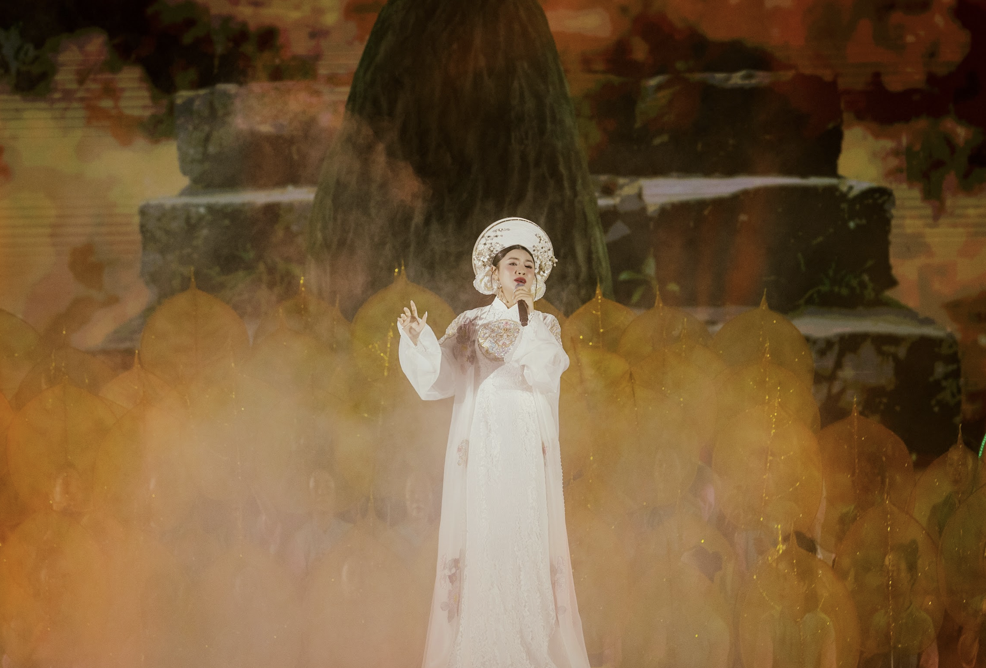 Sao mai Nguyễn Thu Hằng đài các hát giữa non thiêng Yên Tử