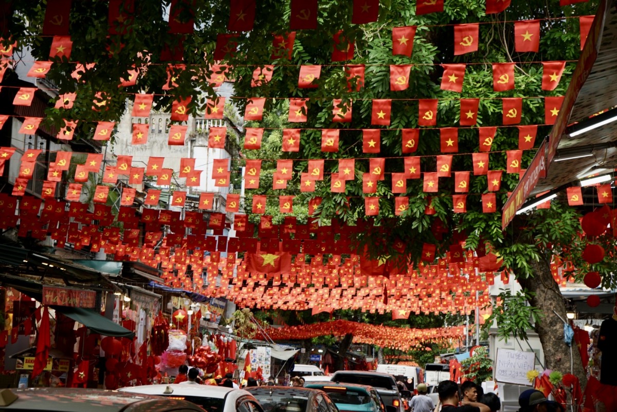 Hàng Mã rực rỡ Cờ đỏ sao vàng mừng ngày Quốc khánh 2/9 Hàng Mã rực rỡ Cờ đỏ sao vàng mừng ngày Quốc khánh 2/9