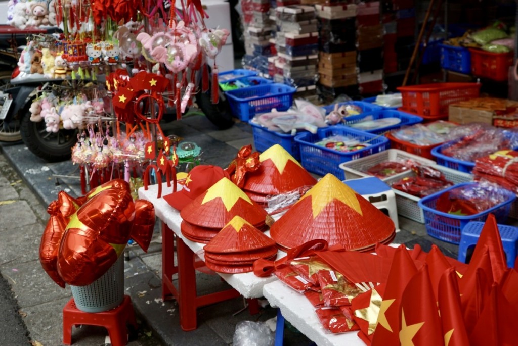 Hàng Mã rực rỡ Cờ đỏ sao vàng mừng ngày Quốc khánh 2/9 Hàng Mã rực rỡ Cờ đỏ sao vàng mừng ngày Quốc khánh 2/9