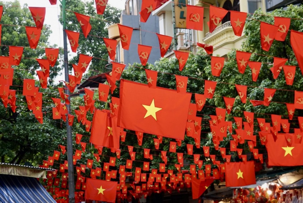 Hàng Mã rực rỡ Cờ đỏ sao vàng mừng ngày Quốc khánh 2/9 Hàng Mã rực rỡ Cờ đỏ sao vàng mừng ngày Quốc khánh 2/9