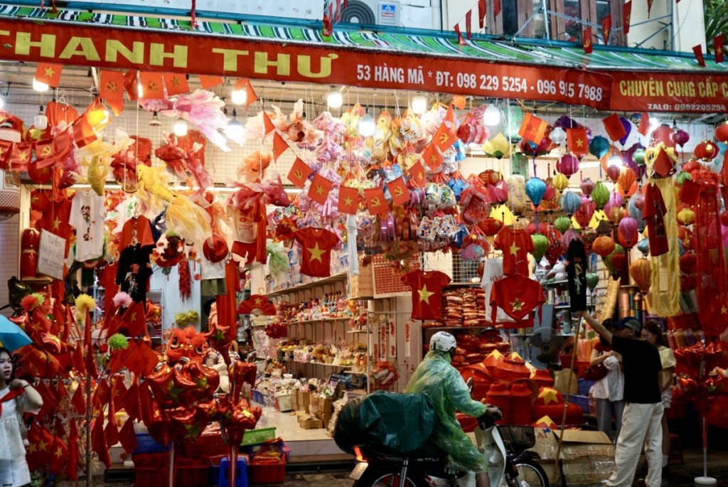 Hàng Mã rực rỡ Cờ đỏ sao vàng mừng ngày Quốc khánh 2/9 Hàng Mã rực rỡ Cờ đỏ sao vàng mừng ngày Quốc khánh 2/9