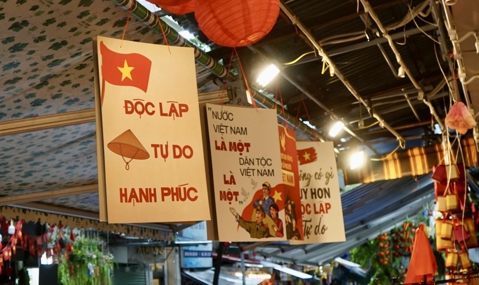 Hàng Mã rực rỡ Cờ đỏ sao vàng mừng ngày Quốc khánh 2/9 Hàng Mã rực rỡ Cờ đỏ sao vàng mừng ngày Quốc khánh 2/9