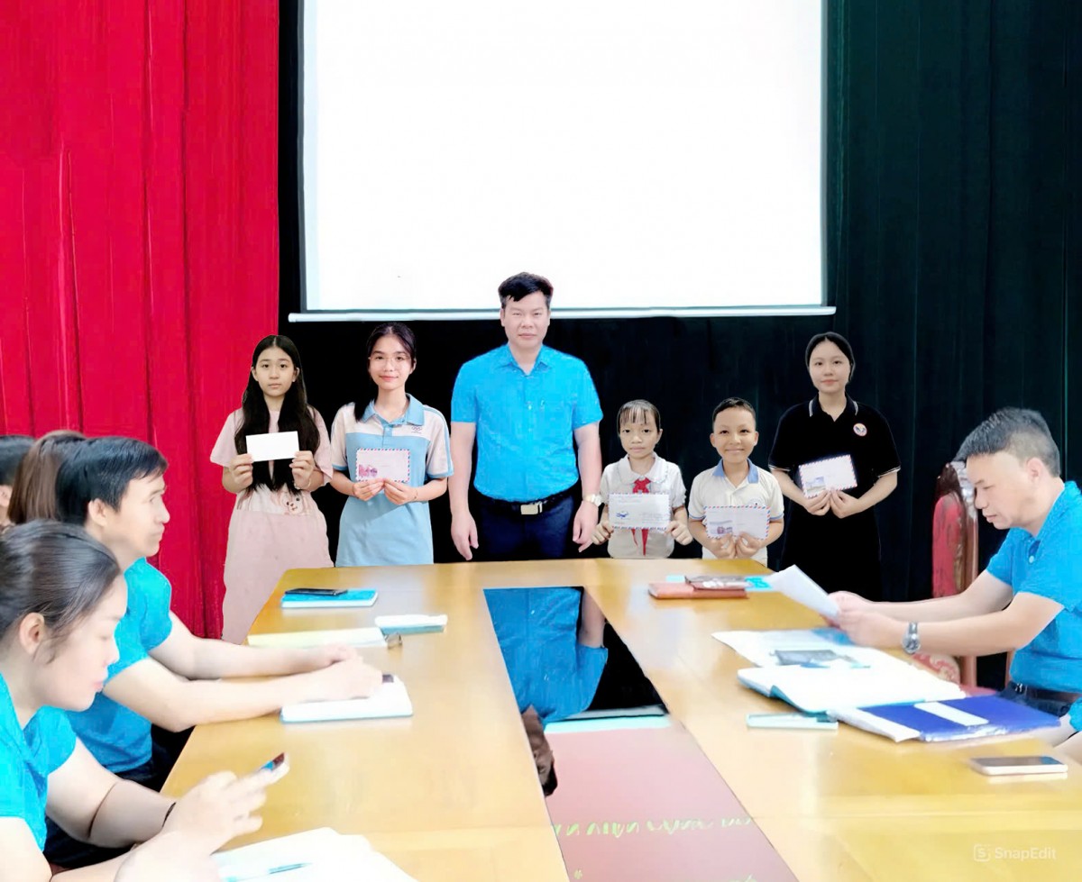 Trao học bổng cho con công nhân lao động vượt khó học giỏi