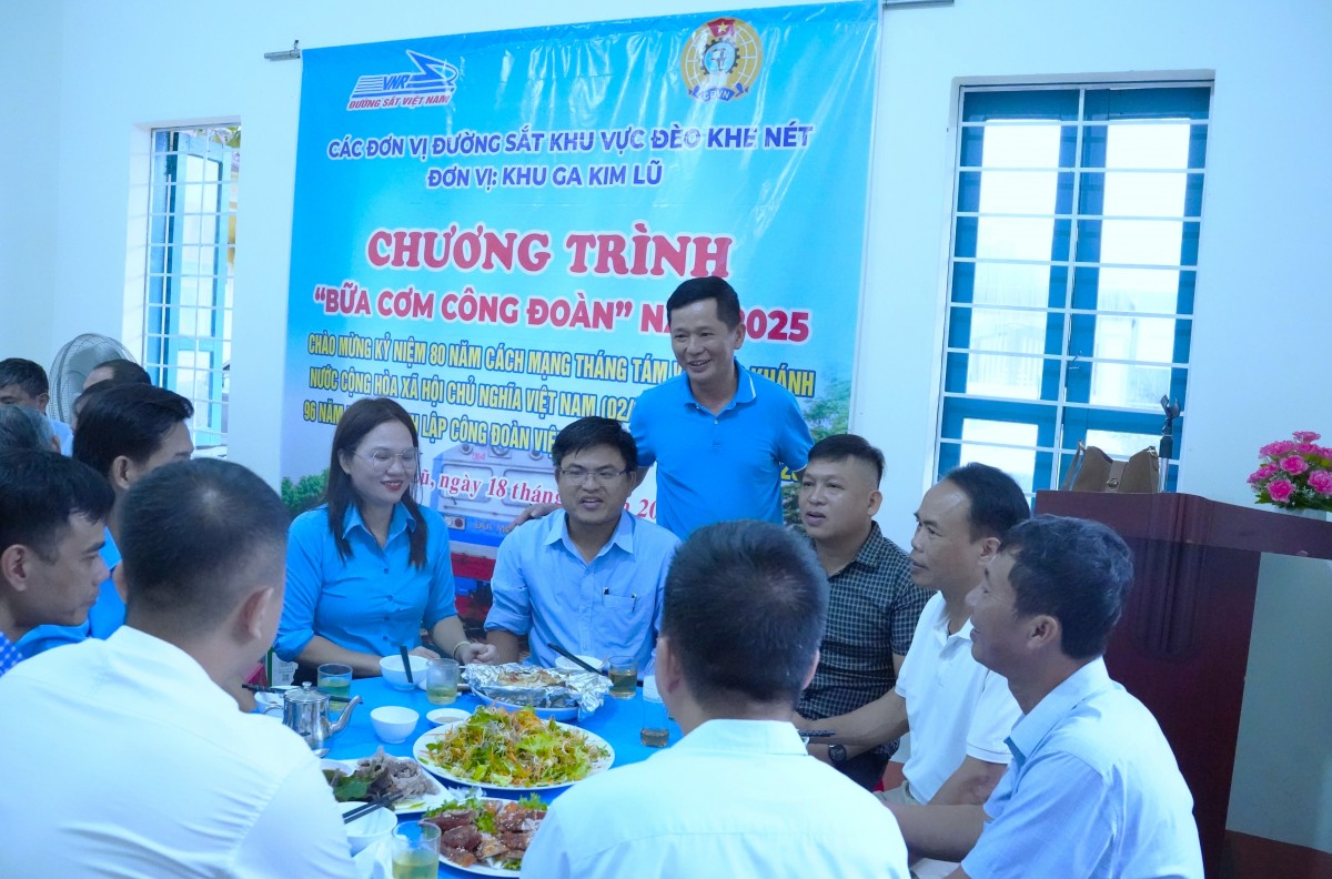 Gần gũi, thân tình “Bữa cơm Công đoàn” đường sắt khu vực đèo Khe Nét Gần gũi, thân tình “Bữa cơm Công đoàn” đường sắt khu vực đèo Khe Nét