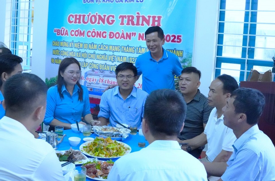 Gần gũi, thân tình “Bữa cơm Công đoàn” đường sắt khu vực đèo Khe Nét