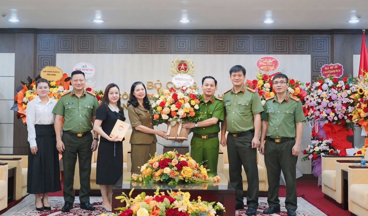 Lãnh đạo Ủy ban MTTQ Việt Nam Thành phố thăm, chúc mừng Công an thành phố Hà Nội