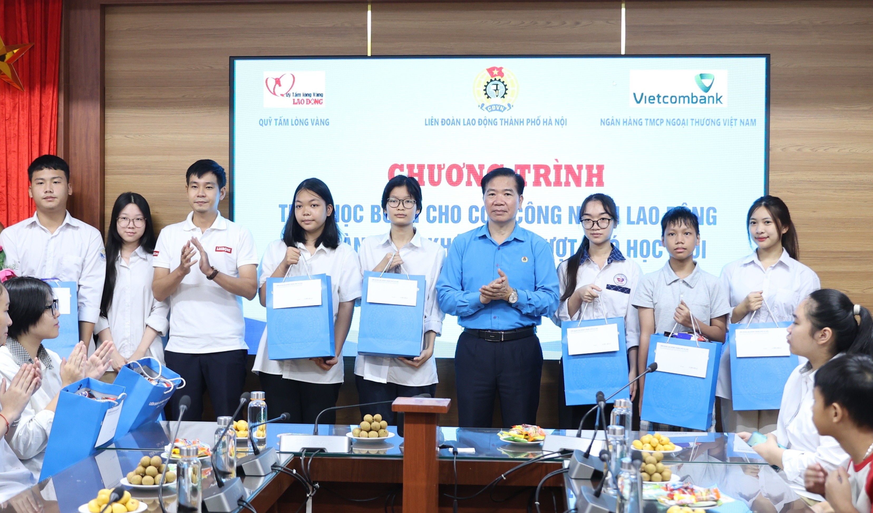 LĐLĐ thành phố Hà Nội phối hợp trao học bổng cho con công nhân lao động