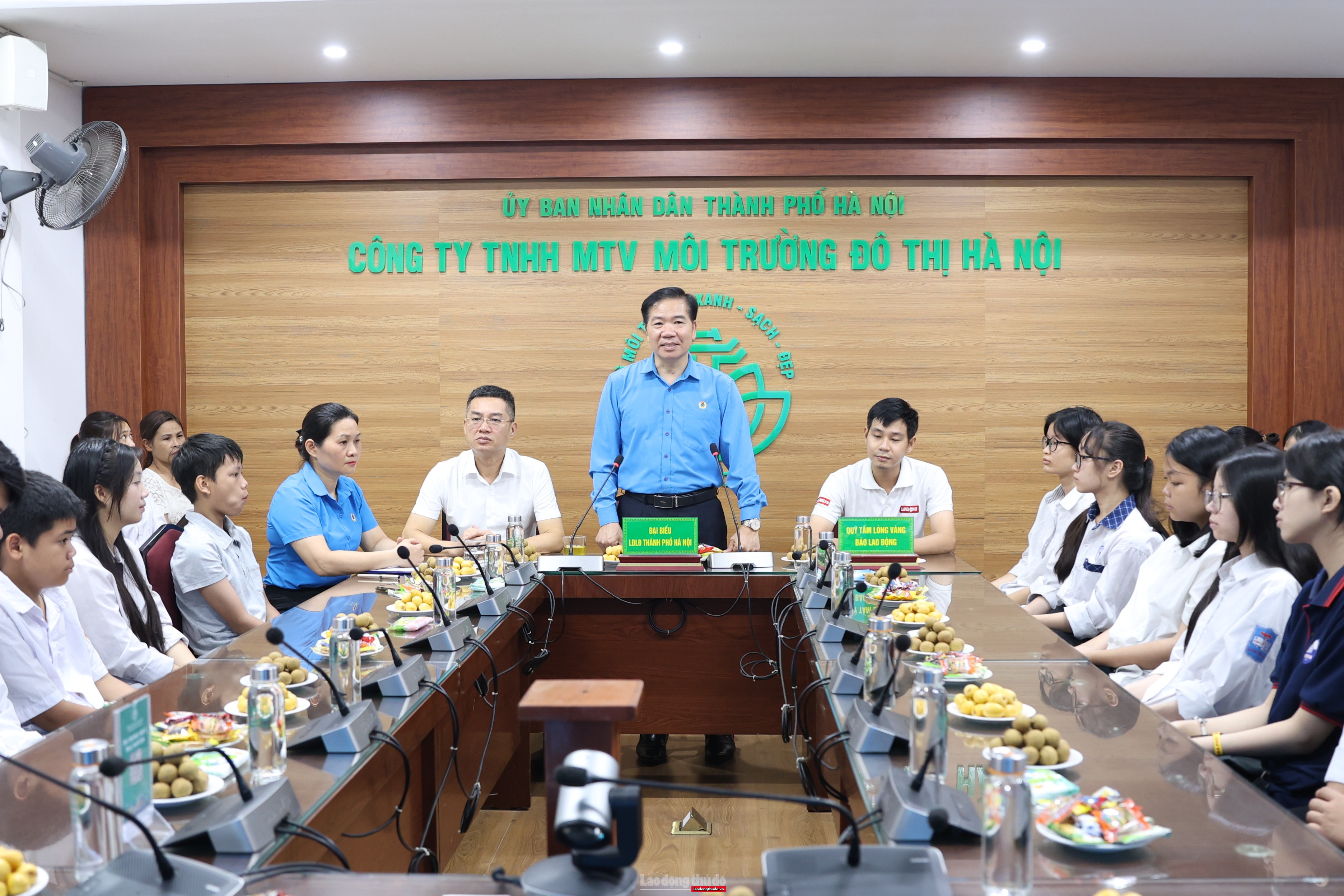 LĐLĐ thành phố Hà Nội phối hợp trao học bổng cho con công nhân lao động