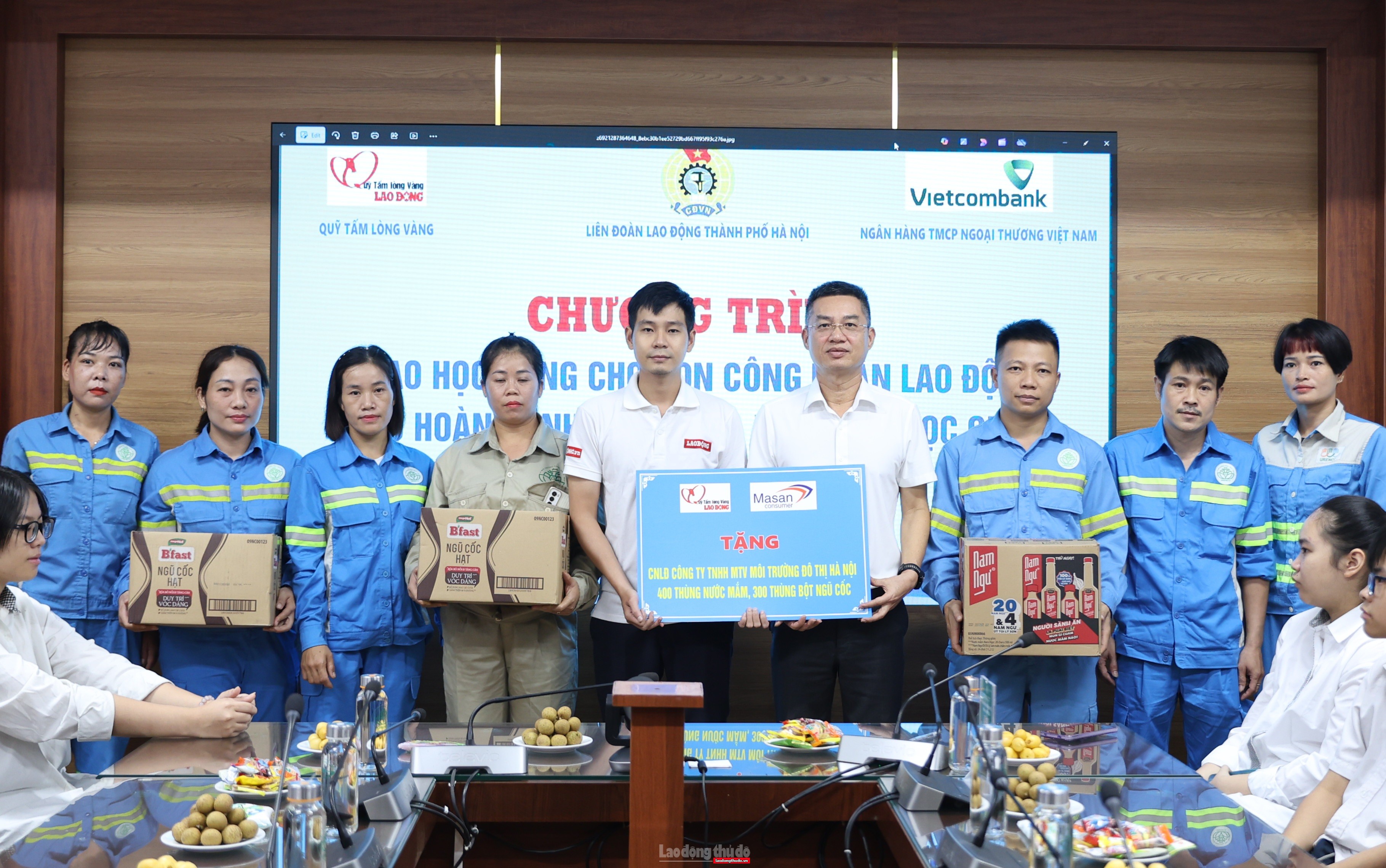 LĐLĐ thành phố Hà Nội phối hợp trao học bổng cho con công nhân lao động