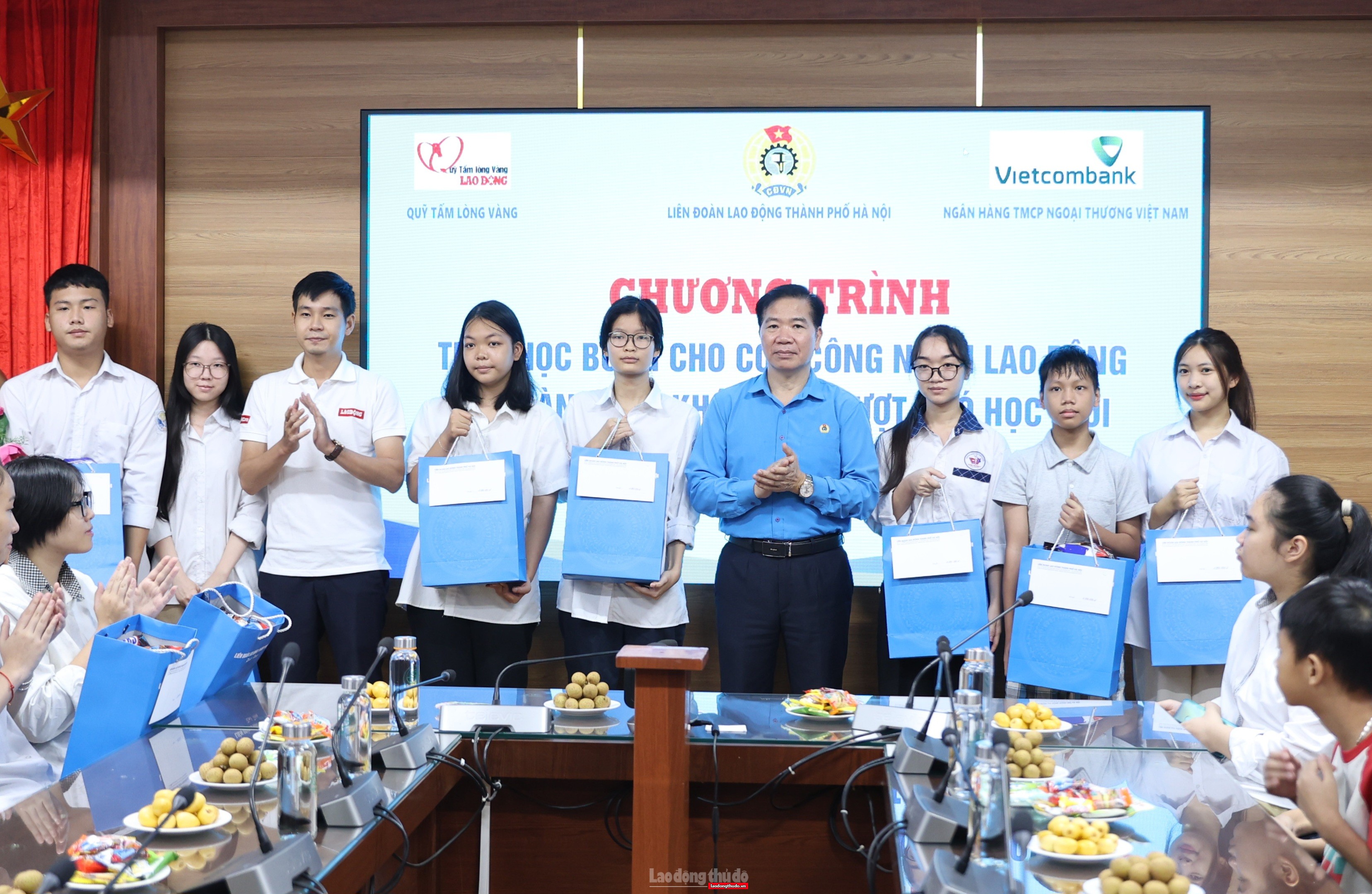 LĐLĐ thành phố Hà Nội phối hợp trao học bổng cho con công nhân lao động