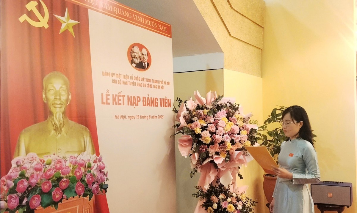 Trang trọng Lễ kết nạp Đảng tại “địa chỉ đỏ” 48 Hàng Ngang - nơi Bác Hồ viết Tuyên ngôn Độc lập