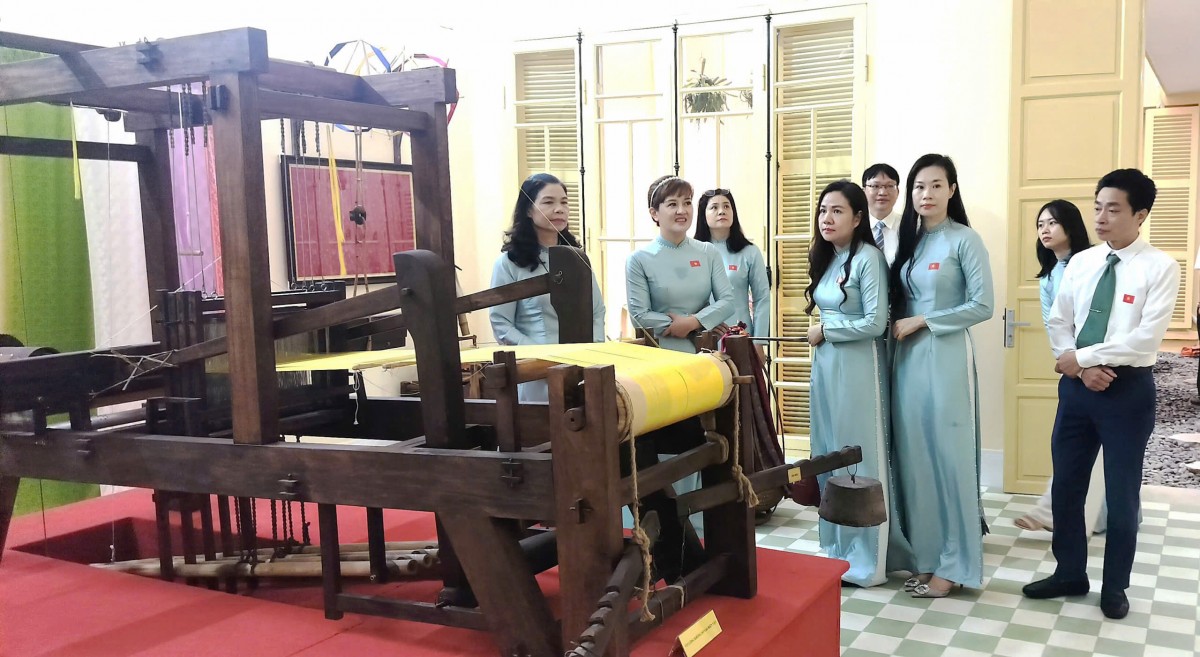 Trang trọng Lễ kết nạp Đảng tại “địa chỉ đỏ” 48 Hàng Ngang   nơi Bác Hồ viết Tuyên ngôn Độc lập