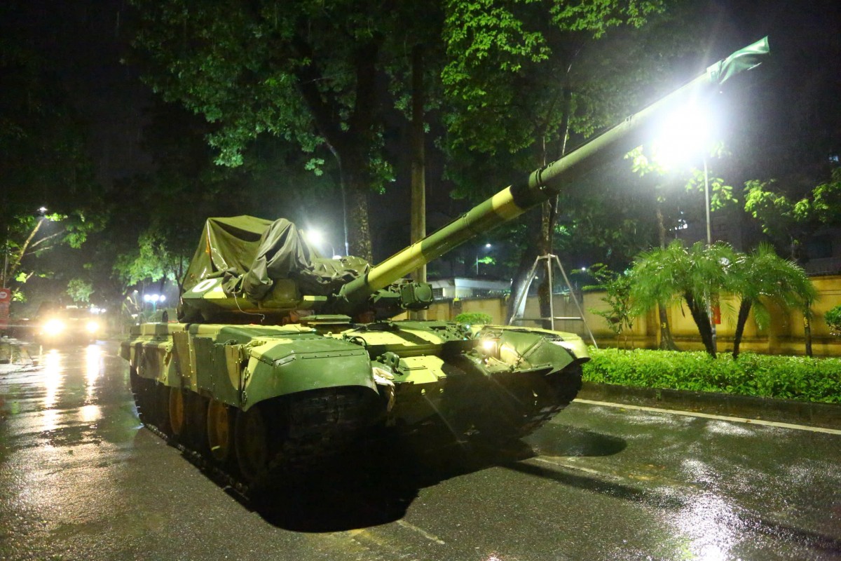 Hàng trăm phương tiện diễu binh, diễu hành cơ động trong đêm mưa chuẩn bị cho Quốc khánh Hàng trăm phương tiện diễu binh, diễu hành cơ động trong đêm mưa chuẩn bị cho Quốc khánh