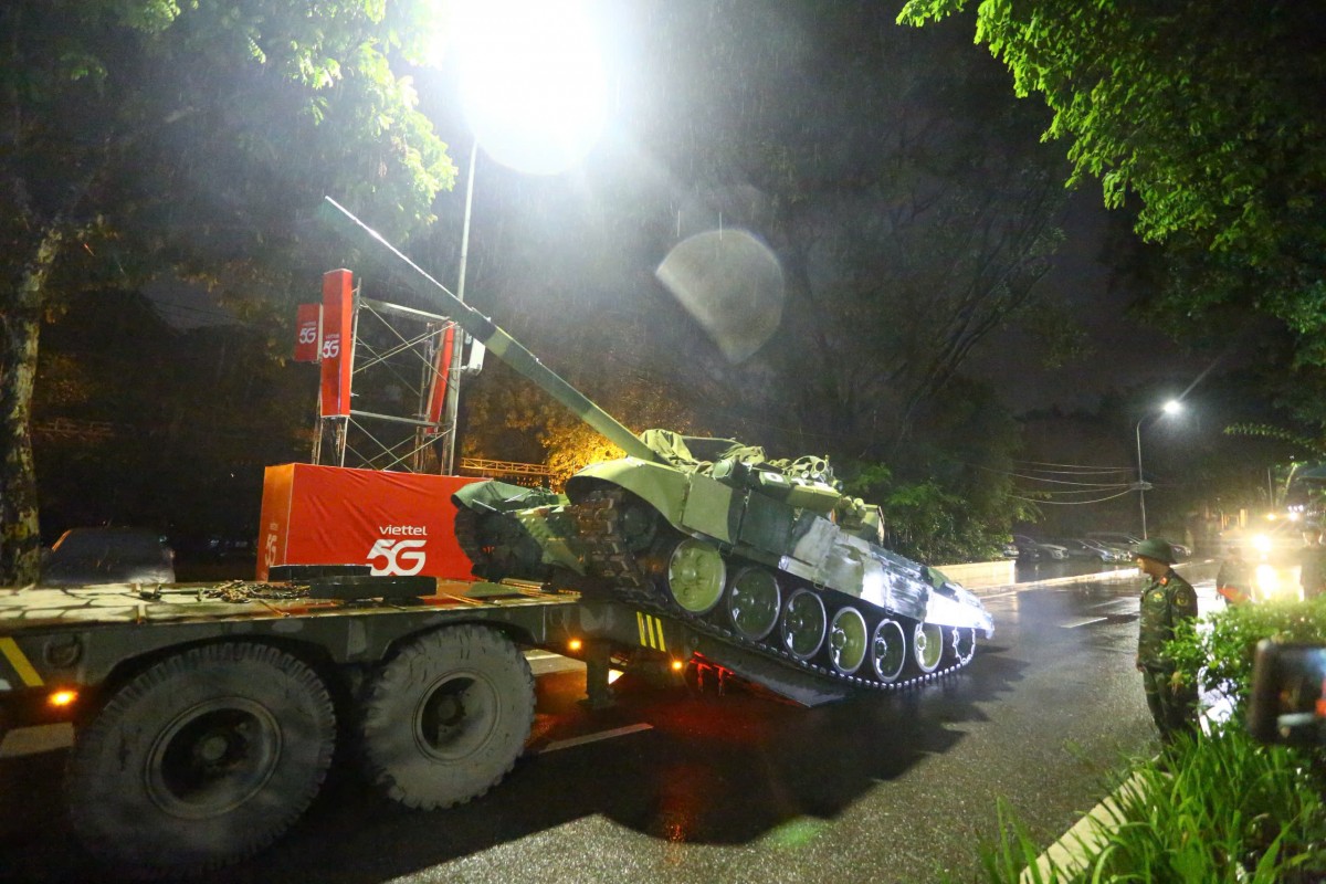 Hàng trăm phương tiện diễu binh, diễu hành cơ động trong đêm mưa chuẩn bị cho Quốc khánh Hàng trăm phương tiện diễu binh, diễu hành cơ động trong đêm mưa chuẩn bị cho Quốc khánh