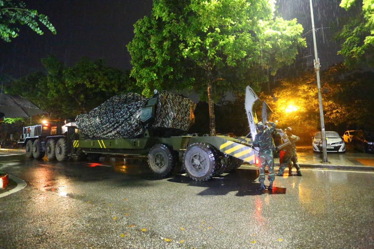 Hàng trăm phương tiện diễu binh, diễu hành cơ động trong đêm mưa chuẩn bị cho Quốc khánh Hàng trăm phương tiện diễu binh, diễu hành cơ động trong đêm mưa chuẩn bị cho Quốc khánh