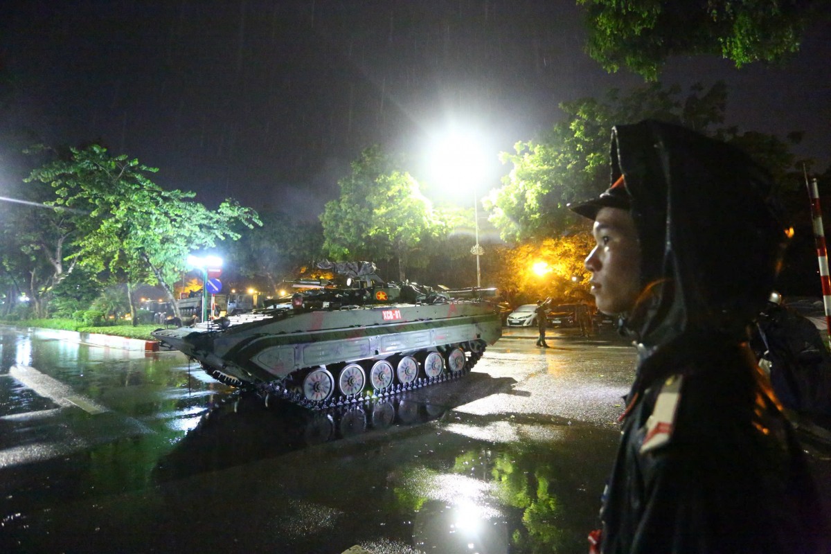 Hàng trăm phương tiện diễu binh, diễu hành cơ động trong đêm mưa chuẩn bị cho Quốc khánh Hàng trăm phương tiện diễu binh, diễu hành cơ động trong đêm mưa chuẩn bị cho Quốc khánh