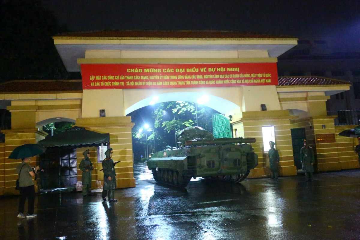 Hàng trăm phương tiện diễu binh, diễu hành cơ động trong đêm mưa chuẩn bị cho Quốc khánh Hàng trăm phương tiện diễu binh, diễu hành cơ động trong đêm mưa chuẩn bị cho Quốc khánh