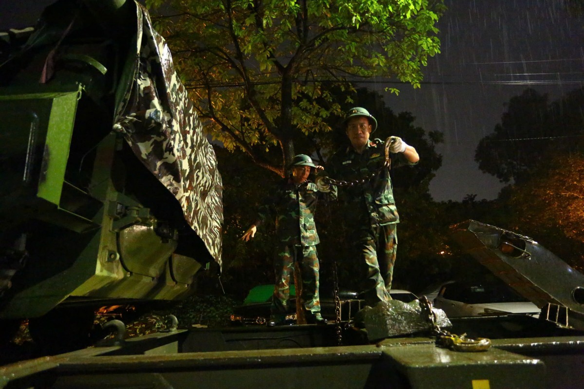 Hàng trăm phương tiện diễu binh, diễu hành cơ động trong đêm mưa chuẩn bị cho Quốc khánh Hàng trăm phương tiện diễu binh, diễu hành cơ động trong đêm mưa chuẩn bị cho Quốc khánh