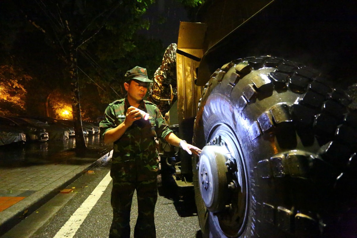 Hàng trăm phương tiện diễu binh, diễu hành cơ động trong đêm mưa chuẩn bị cho Quốc khánh Hàng trăm phương tiện diễu binh, diễu hành cơ động trong đêm mưa chuẩn bị cho Quốc khánh