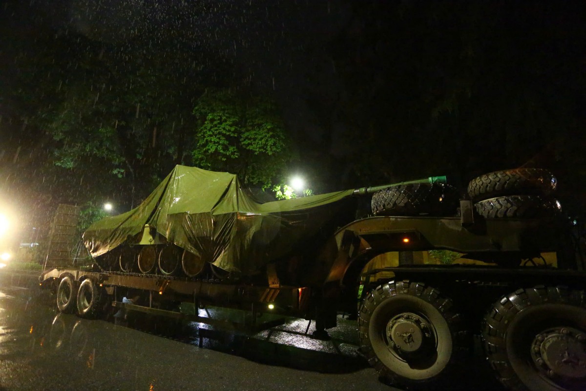 Hàng trăm phương tiện diễu binh, diễu hành cơ động trong đêm mưa chuẩn bị cho Quốc khánh Hàng trăm phương tiện diễu binh, diễu hành cơ động trong đêm mưa chuẩn bị cho Quốc khánh