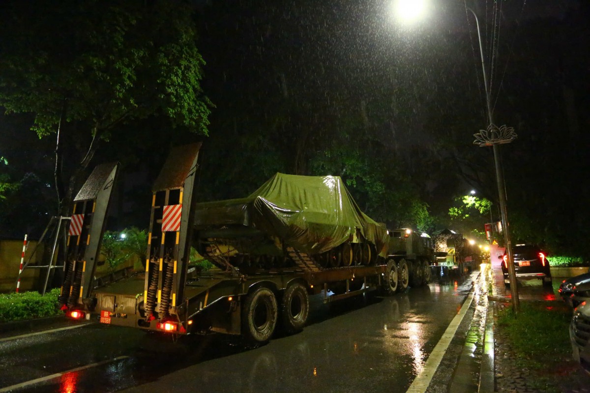 Hàng trăm phương tiện diễu binh, diễu hành cơ động trong đêm mưa chuẩn bị cho Quốc khánh Hàng trăm phương tiện diễu binh, diễu hành cơ động trong đêm mưa chuẩn bị cho Quốc khánh