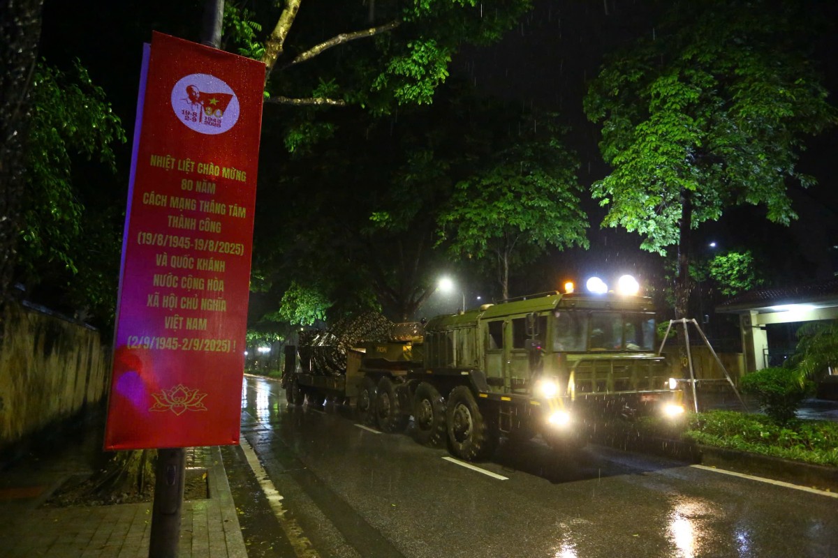 Hàng trăm phương tiện diễu binh, diễu hành cơ động trong đêm mưa chuẩn bị cho Quốc khánh Hàng trăm phương tiện diễu binh, diễu hành cơ động trong đêm mưa chuẩn bị cho Quốc khánh