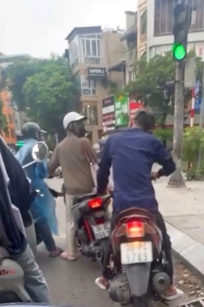 Bắt giữ đối tượng có 9 tiền án, dàn cảnh trộm iPhone 15 Pro Max trên phố Hà Nội