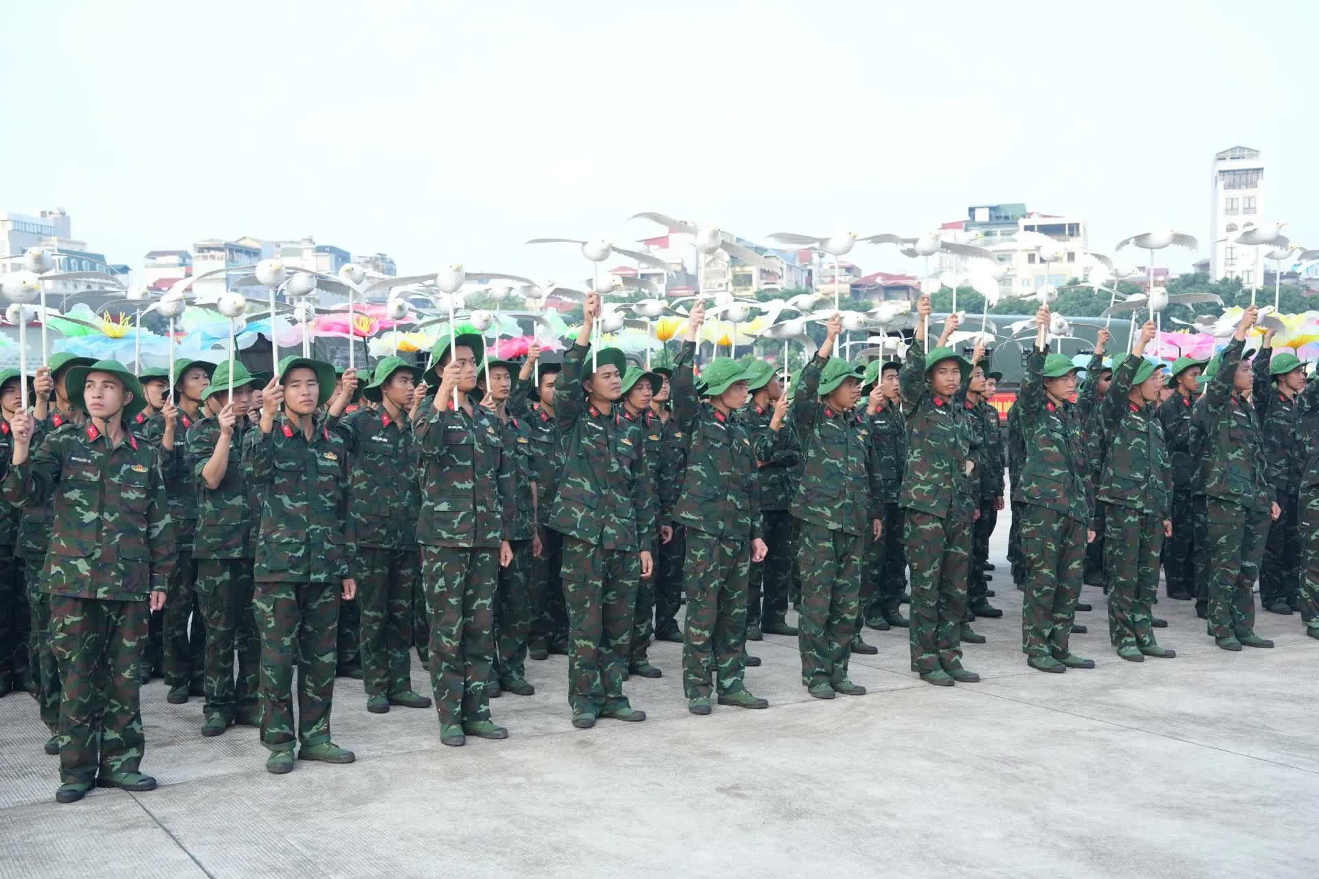 Chủ tịch UBND thành phố Hà Nội Trần Sỹ Thanh thăm, động viên khối tham gia diễu binh, diễu hành A80