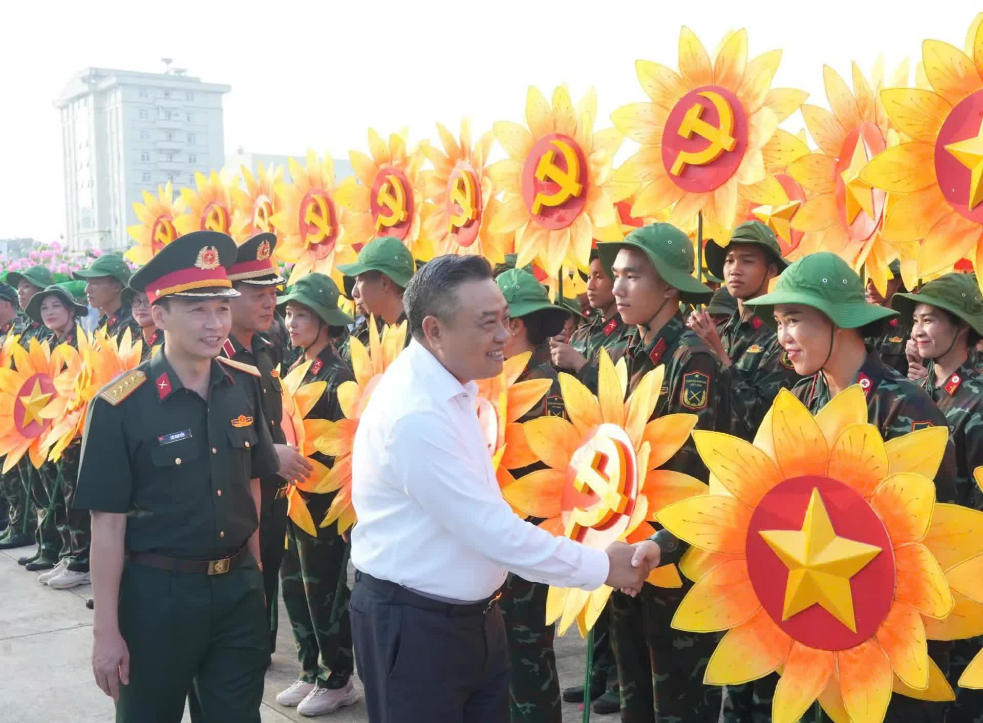 Chủ tịch UBND thành phố Hà Nội Trần Sỹ Thanh thăm, động viên khối tham gia diễu binh, diễu hành A80