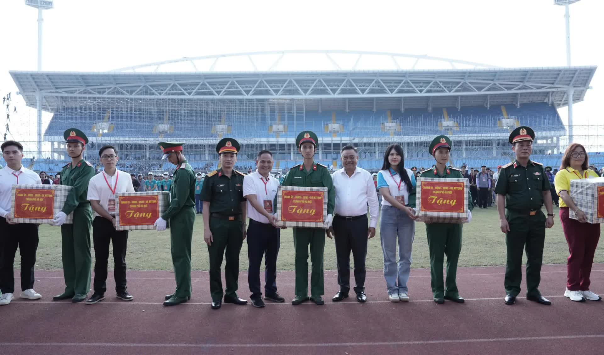 Chủ tịch UBND thành phố Hà Nội Trần Sỹ Thanh thăm, động viên khối tham gia diễu binh, diễu hành A80