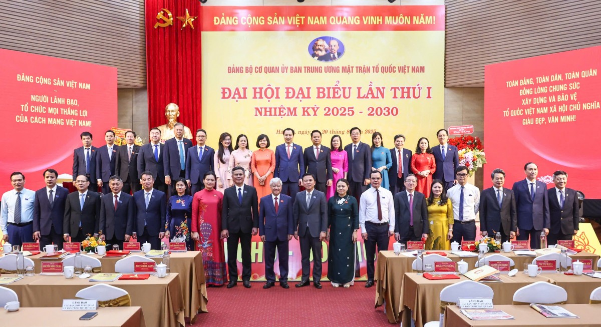 Đồng chí Đỗ Văn Chiến giữ chức Bí thư Đảng ủy Cơ quan Ủy ban Trung ương MTTQ Việt Nam Đồng chí Đỗ Văn Chiến giữ chức Bí thư Đảng ủy Cơ quan Ủy ban Trung ương MTTQ Việt Nam