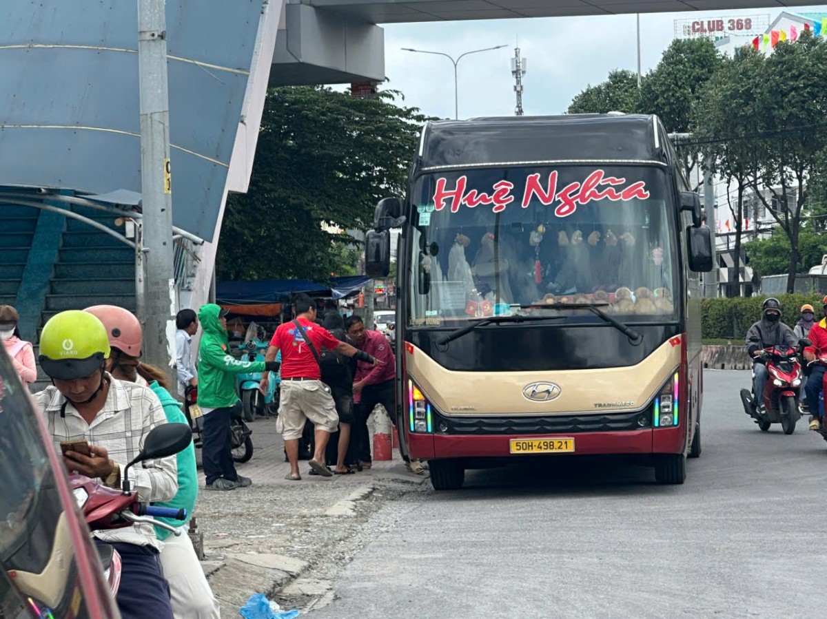 Xe “dù” vẫn hoạt động phức tạp tại TP.HCM