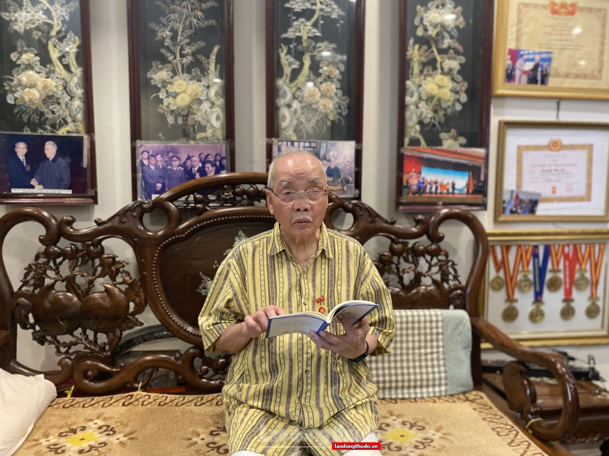 Người kể chuyện mùa thu lịch sử