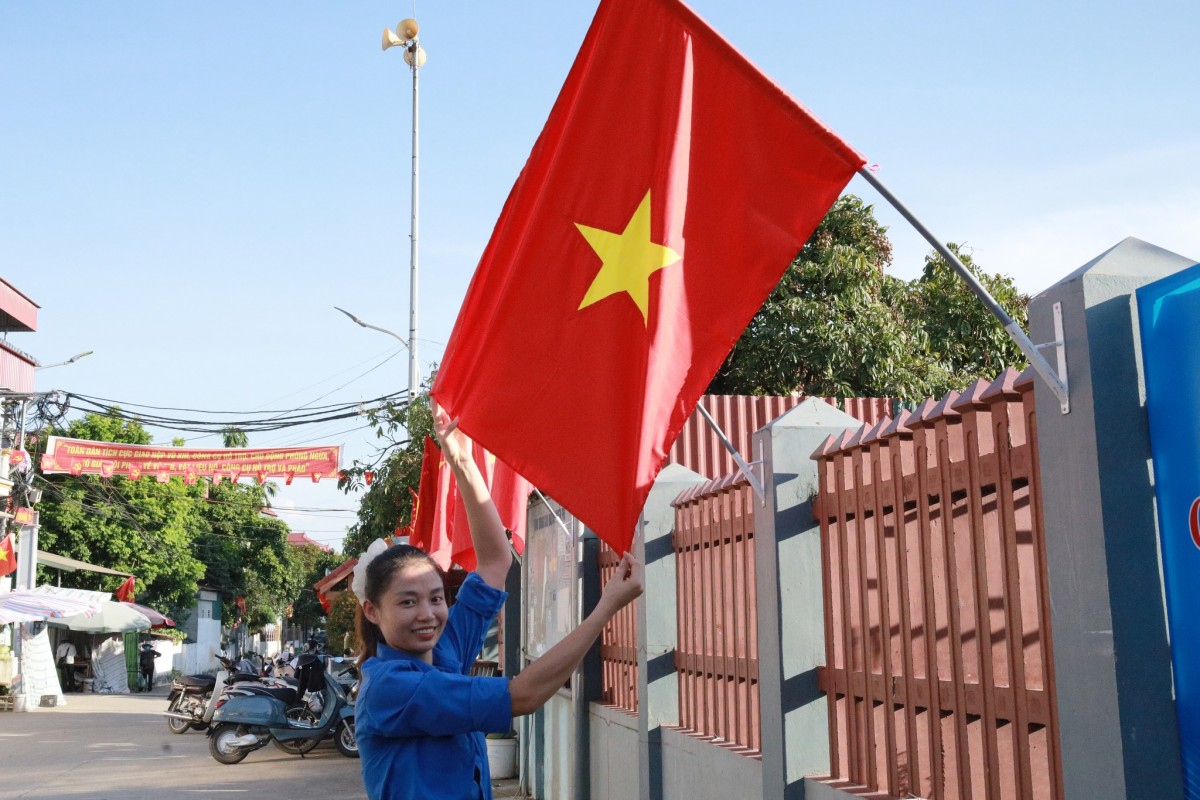 Ngoại thành Hà Nội nhuộm sắc đỏ mừng Đại lễ