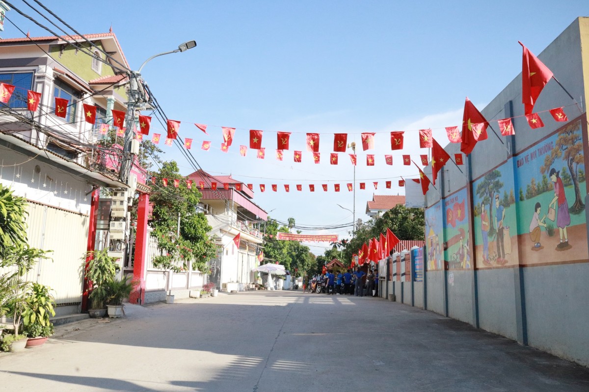 Ngoại thành Hà Nội nhuộm sắc đỏ mừng Đại lễ