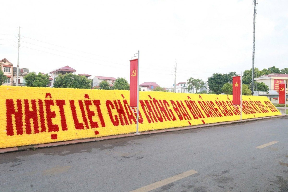 Ngoại thành Hà Nội nhuộm sắc đỏ mừng Đại lễ