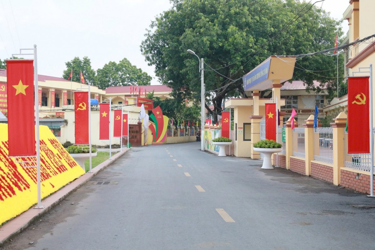 Ngoại thành Hà Nội nhuộm sắc đỏ mừng Đại lễ