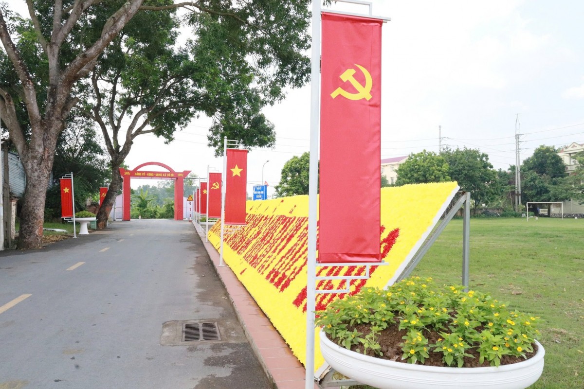 Ngoại thành Hà Nội nhuộm sắc đỏ mừng Đại lễ