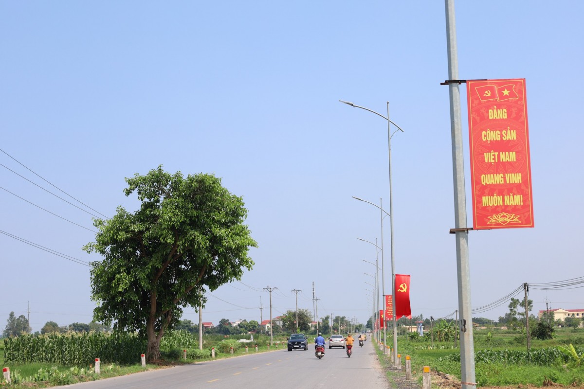 Ngoại thành Hà Nội nhuộm sắc đỏ mừng Đại lễ