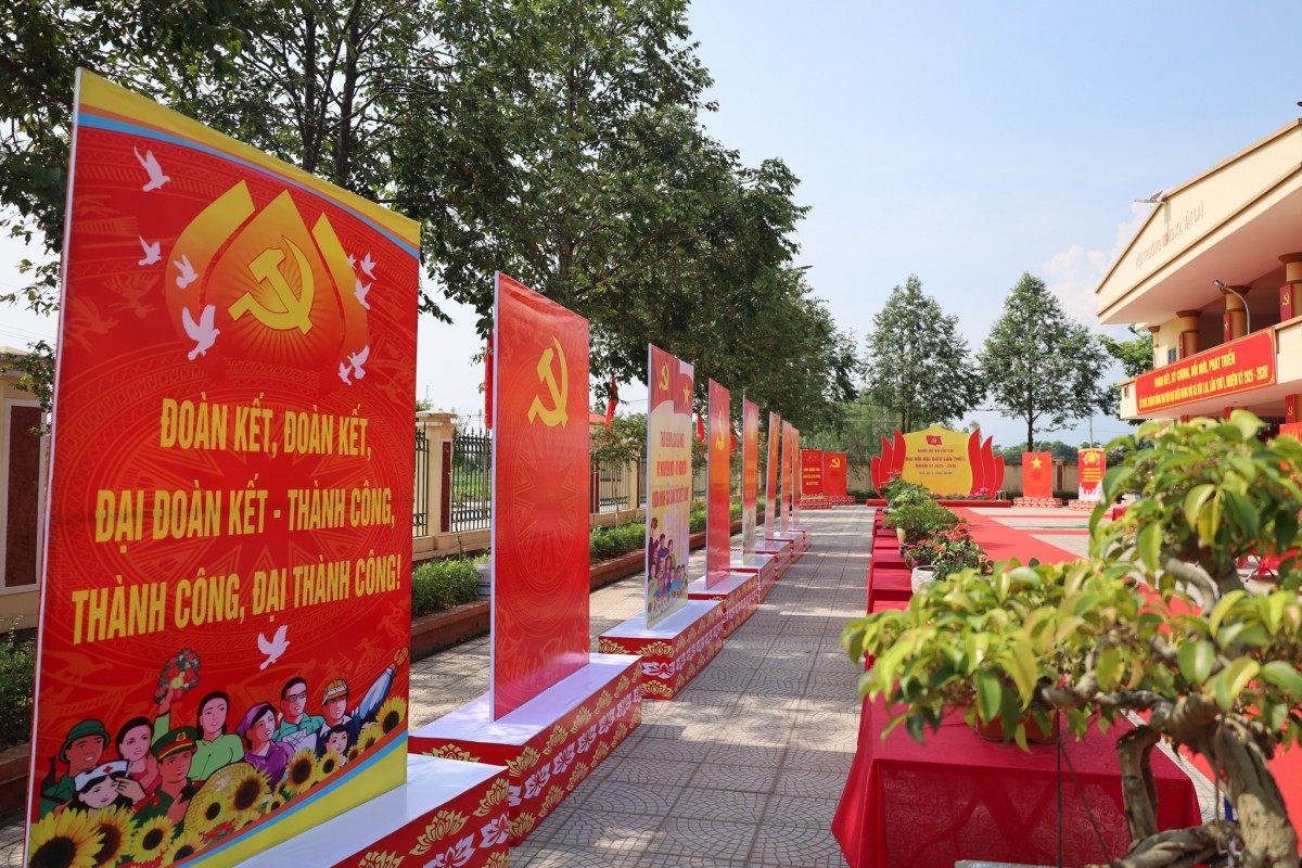 Ngoại thành Hà Nội nhuộm sắc đỏ mừng Đại lễ