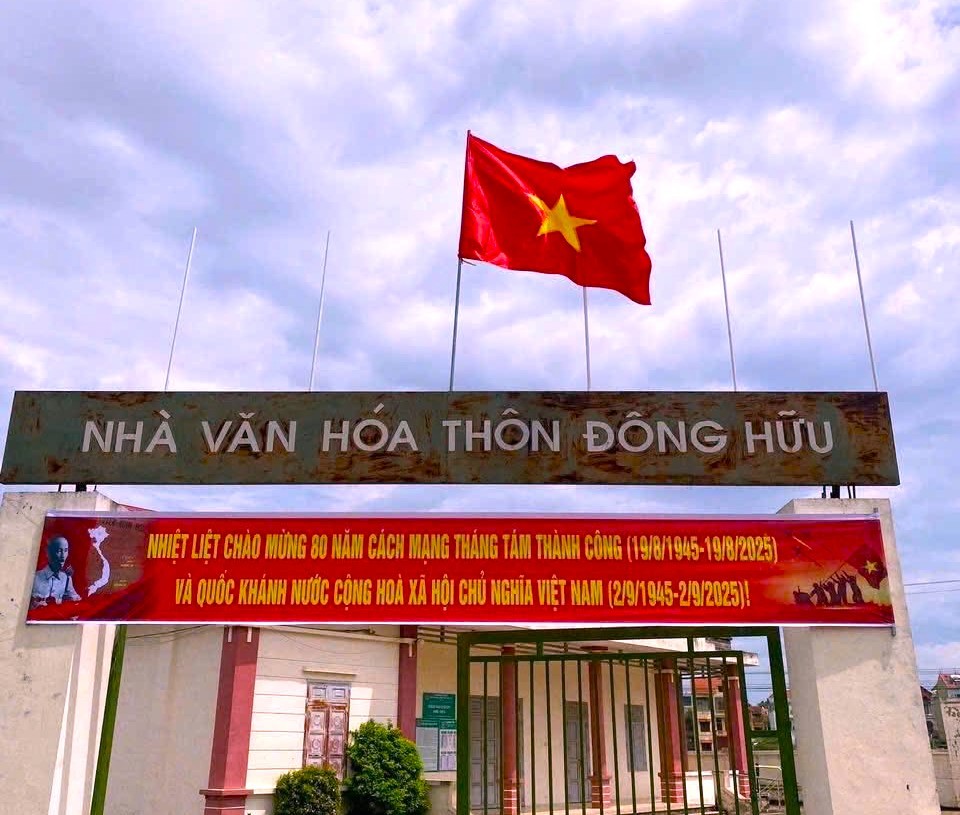 Ngoại thành Hà Nội nhuộm sắc đỏ mừng Đại lễ