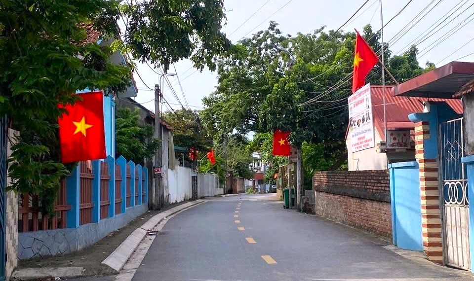 Ngoại thành Hà Nội nhuộm sắc đỏ mừng Đại lễ