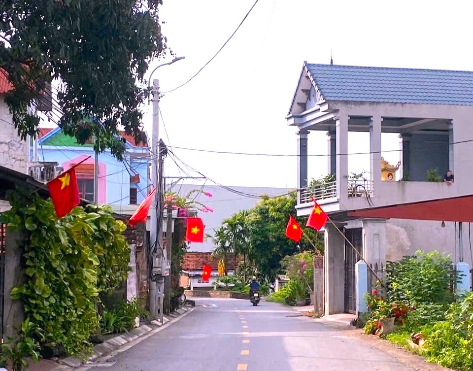 Ngoại thành Hà Nội nhuộm sắc đỏ mừng Đại lễ