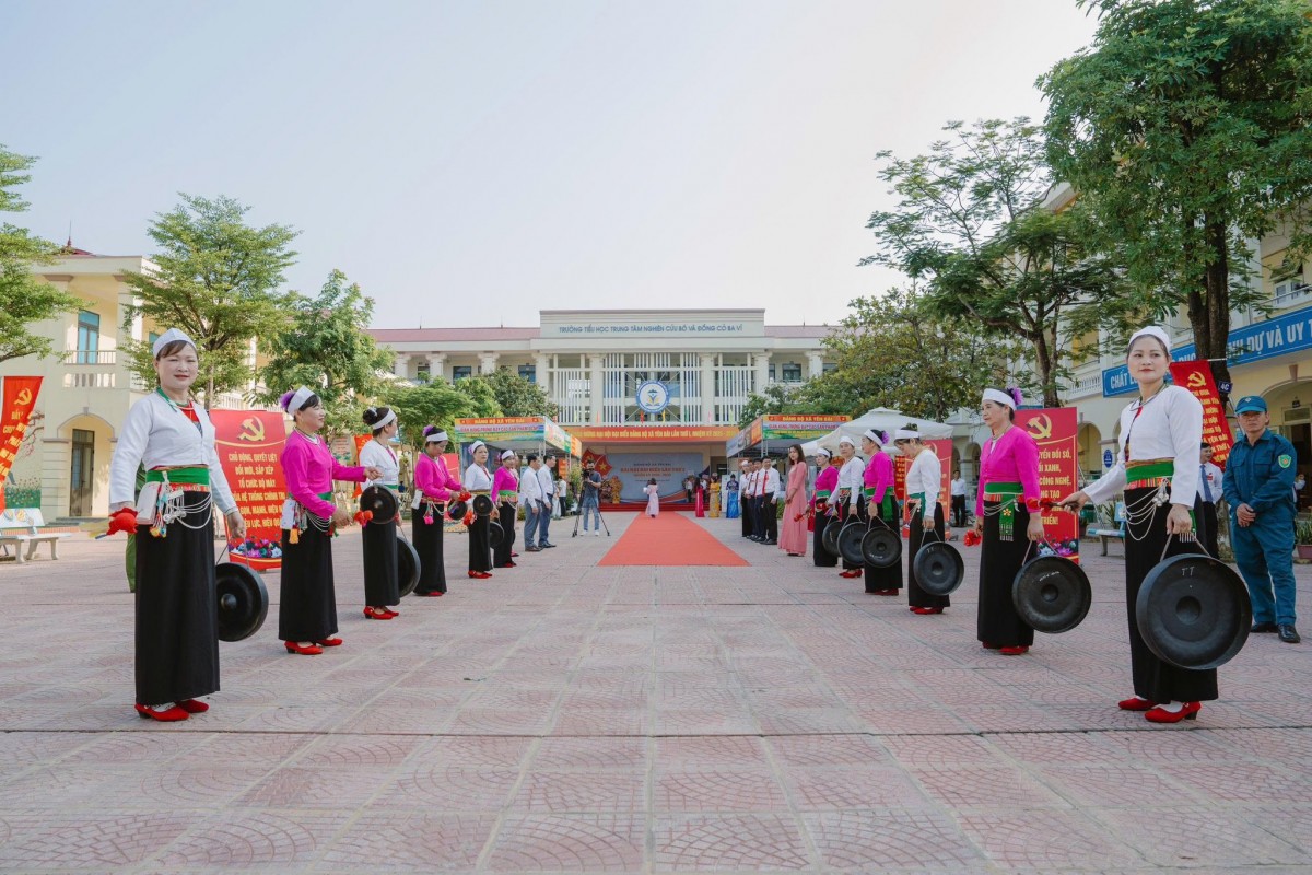 Ngoại thành Hà Nội nhuộm sắc đỏ mừng Đại lễ
