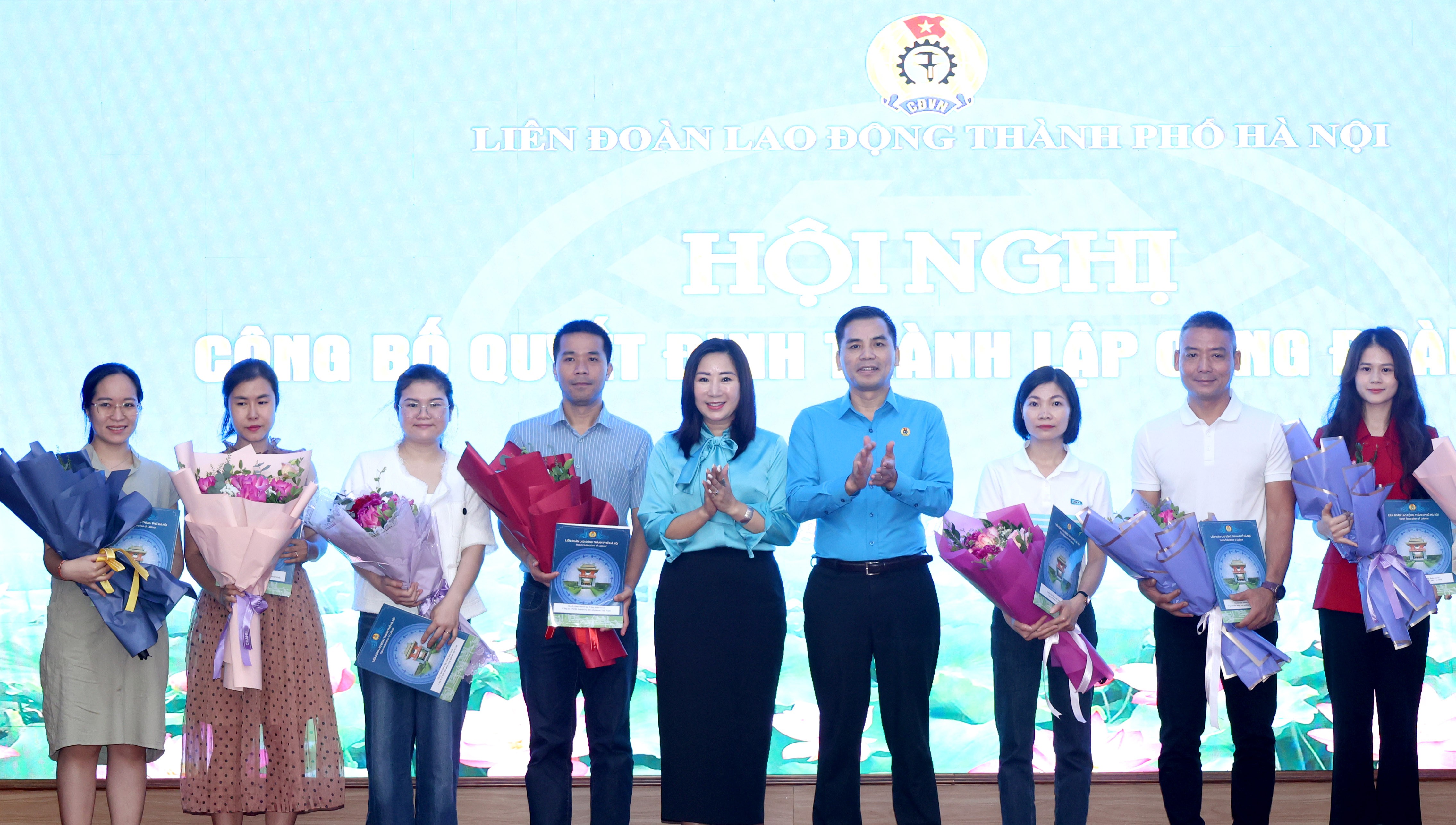 LĐLĐ thành phố Hà Nội trao Quyết định thành lập 31 Công đoàn cơ sở