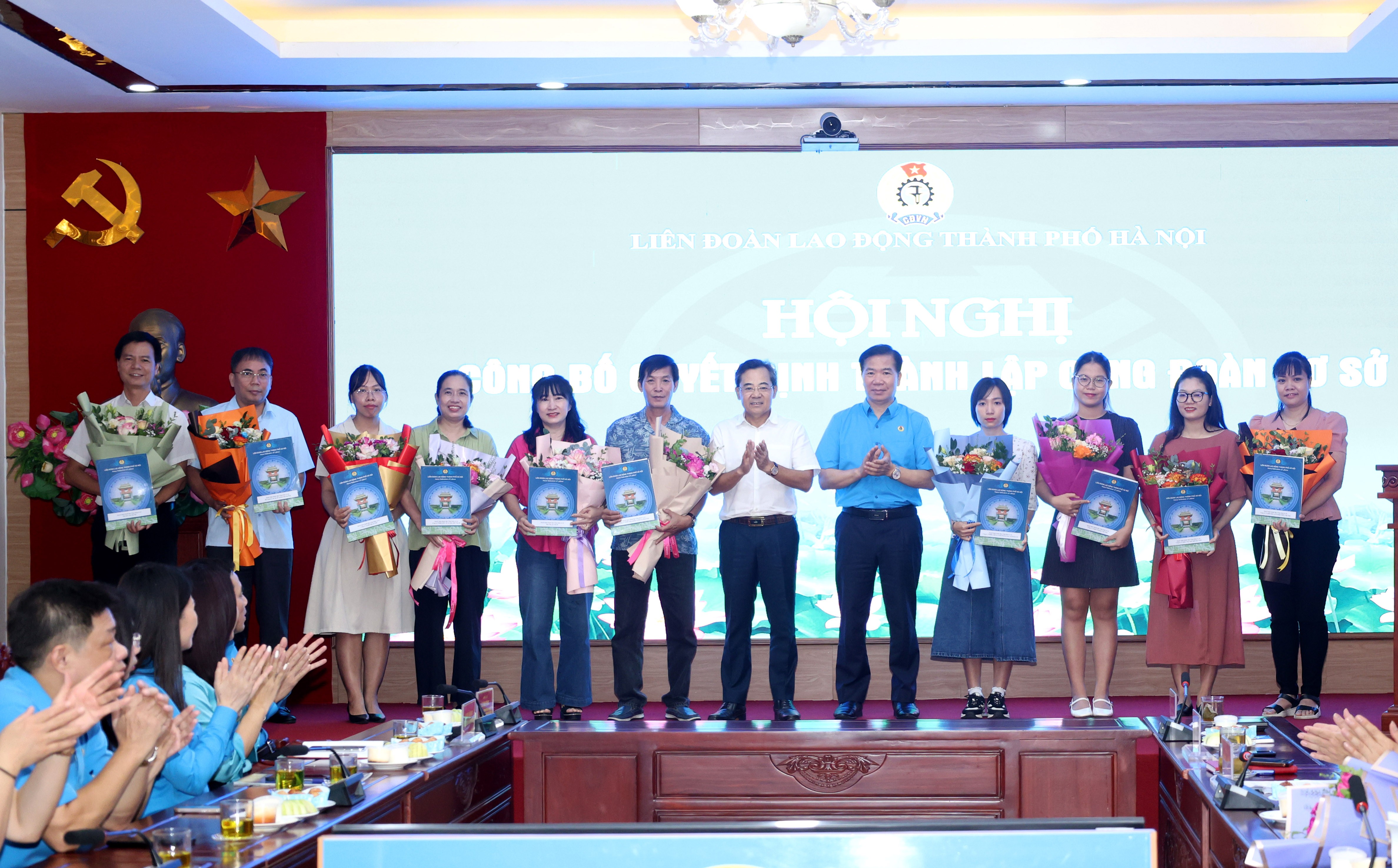 LĐLĐ thành phố Hà Nội trao Quyết định thành lập 31 Công đoàn cơ sở