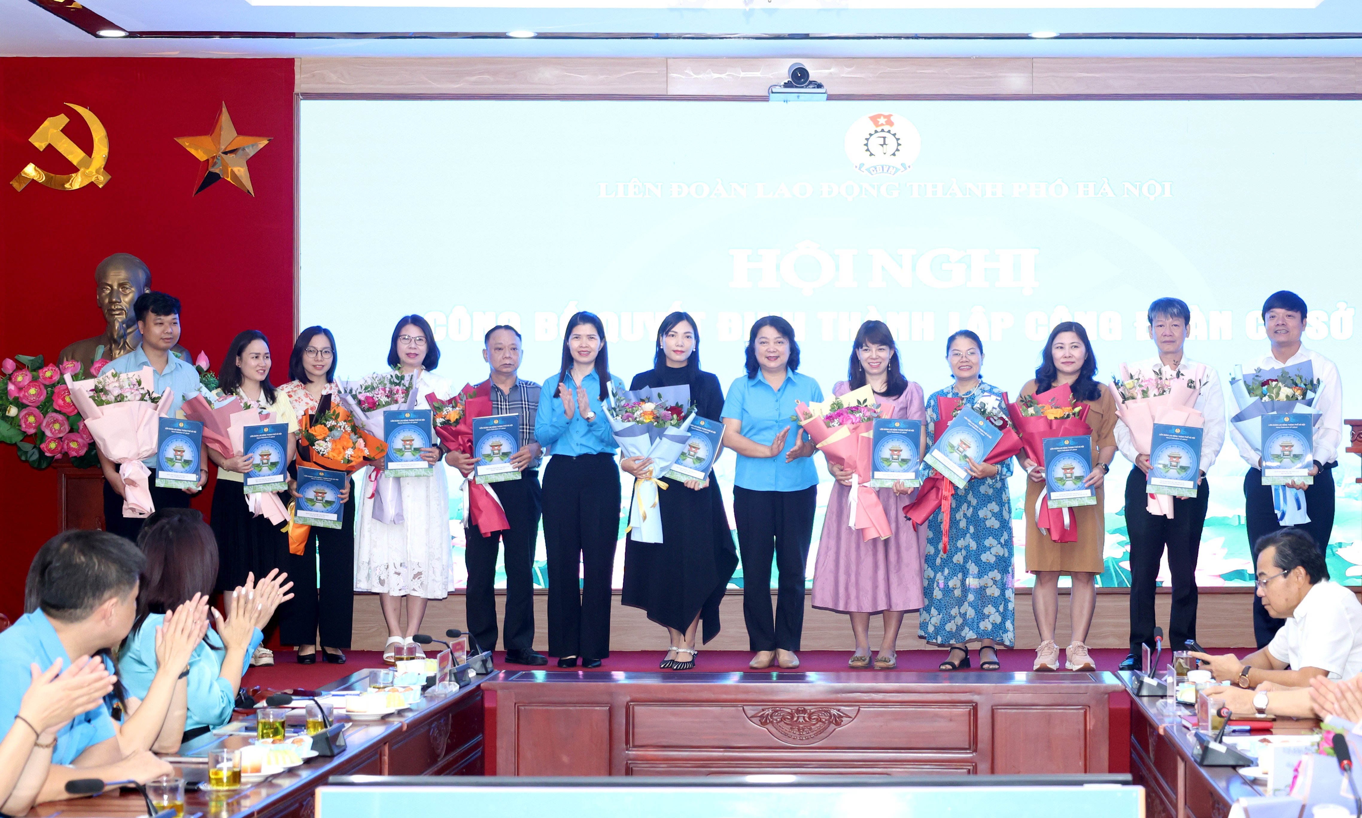 LĐLĐ thành phố Hà Nội trao Quyết định thành lập 31 Công đoàn cơ sở