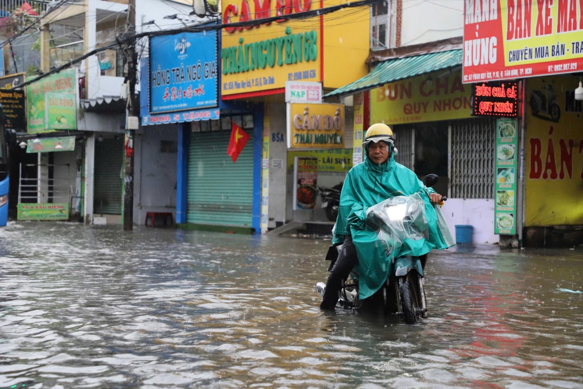 Nhiều tuyến đường tại TP.HCM, Đồng Nai ngập sâu do mưa lớn