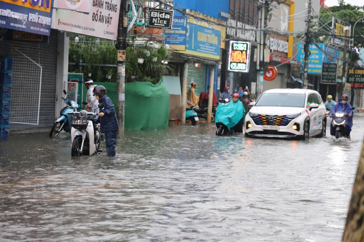 Nhiều tuyến đường tại TP.HCM, Đồng Nai ngập sâu do mưa lớn